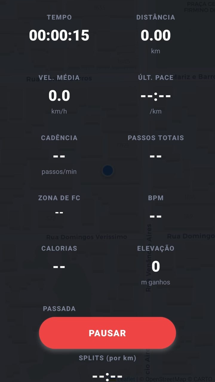 Tela de corrida com mapa e painel de estatísticas sobreposto